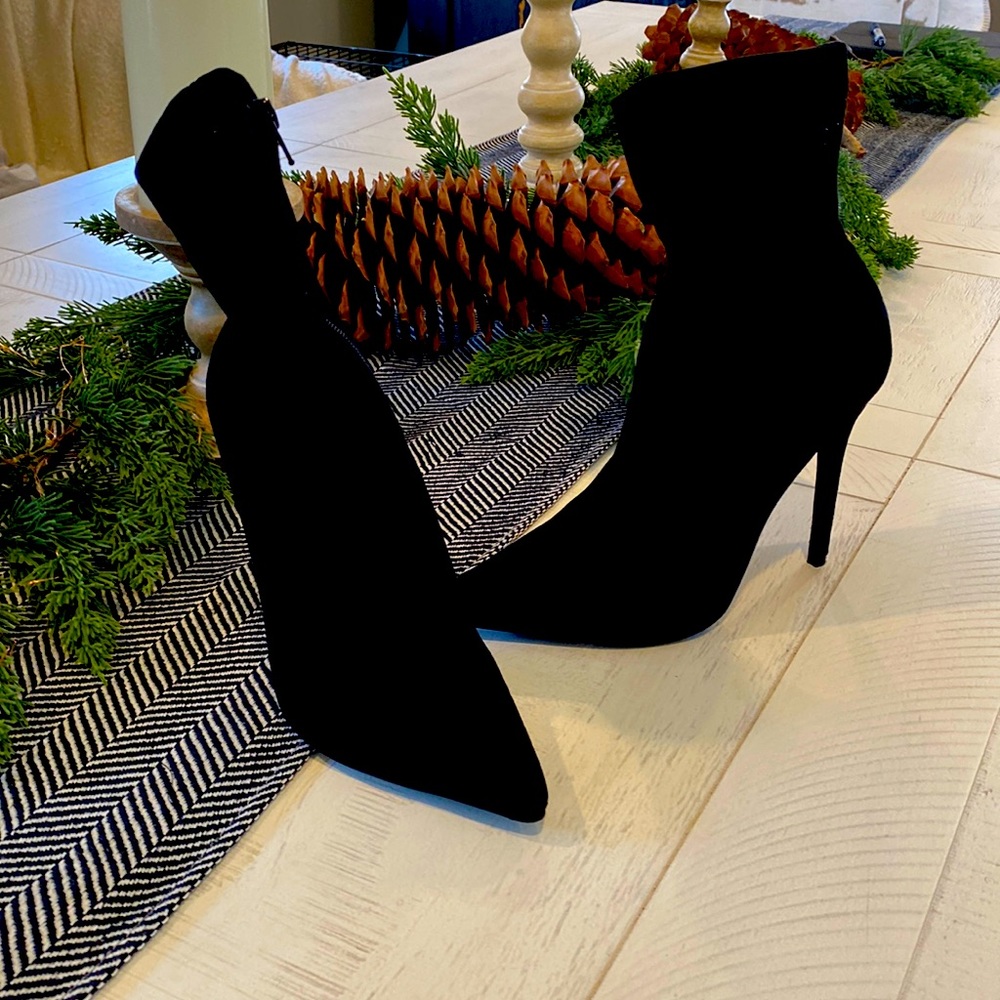 Gorgeous fitted booties! They are very classy. They were worn a cple of times.